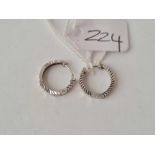 A pair of platinum earrings - 2.4 gms