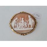LARGE CAMEO BROOCH DEPICTING A CLASSICAL SCENE OF A CHERUB, ROMAN WARRIOR AND A FORGE IN A GOLD