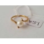 A single pearl ring 9ct size O - 2.6 gms