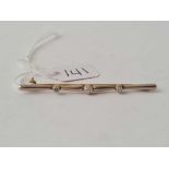 A good three stone set diamond bar brooch 15ct gold - 3.7 gms