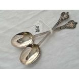 A good pair of Edwardian spoons with lace decoration, London 1907, 120gm