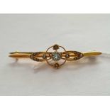 A pretty bar brooch with central aquamarine and surrounding pearls in 15ct gold central stone 4mm