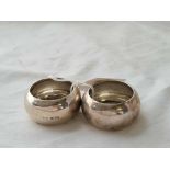 Pair of barrel shaped napkin rings. Birmingham 1911.