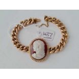 A VICTORIAN GOLD HARD STONE CAMEO BROOCH - 26.4 GMS