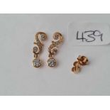 A pair of S shaped drop earrings 14ct gold - 2 gms