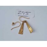 A pair of long earrings 9ct - 1.2 gms