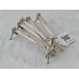 Five more white metal continental knife rests - 100 g.