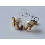 A pair of 9ct pearl earrings