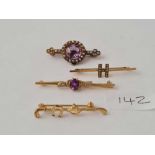 FOUR ASSORTED BROOCHES 9CT - 10.6 GMS