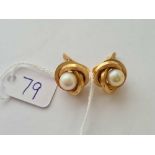 A pair of gold and pearl knot earrings - 4.3 g.