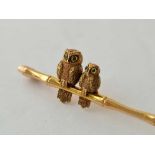 A GOOD DOUBLE OWL BROOCH 15CT GOLD - 4.5 GMS