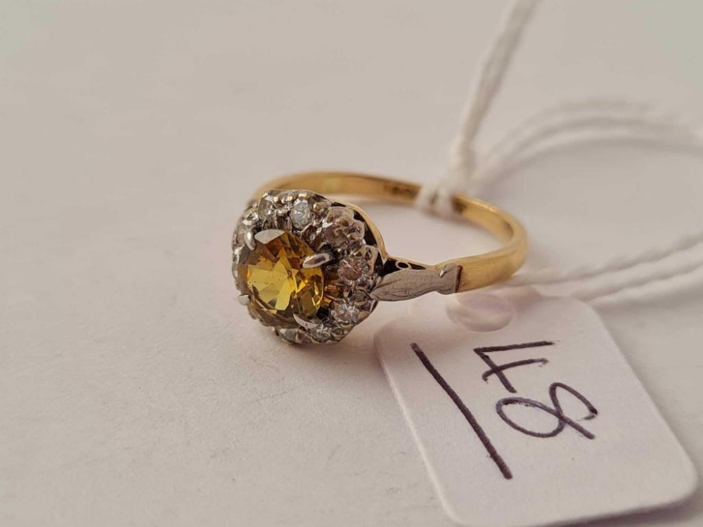 A EDWARDIAN YELLOW SAPPHIRE AND DIAMOND CLUSTER RING 18CT GOLD SIZE J1/2 - 2.8 GMS - Image 2 of 2
