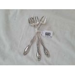 Three fancy Tiffany forks with shell decoration - 75 g.