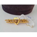 An attractive cased sweetheart brooch with central heart in 15ct. - 3.9 g. (no back pin)