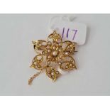 A PRETTY SEED PEARL STAR BURST BROOCH/PENDANT WITH SWIVEL 9CT - 5 GMS