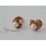 A PAIR OF PEARL SET CUFFLINKS IN 14CT GOLD - 11.3 GMS