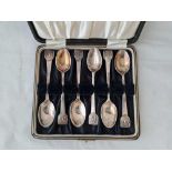 A boxed set of six decorative tea spoons - Sheffield 1928 - 82 g.