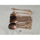 A set of twelve Princes pattern tea spoons and a pair of tongs - London 1884 by FH - 389 g.