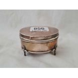 An oval ring box with hinged cover standing on four legs, 2.1/4" wide, probably London 1917