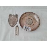 A silver ingot, a coin mounted dish and a shield - 57 g.