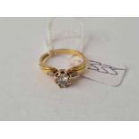 A solitaire cluster diamond ring with two diamonds to shoulders 18ct gold size L - 3.1 gms