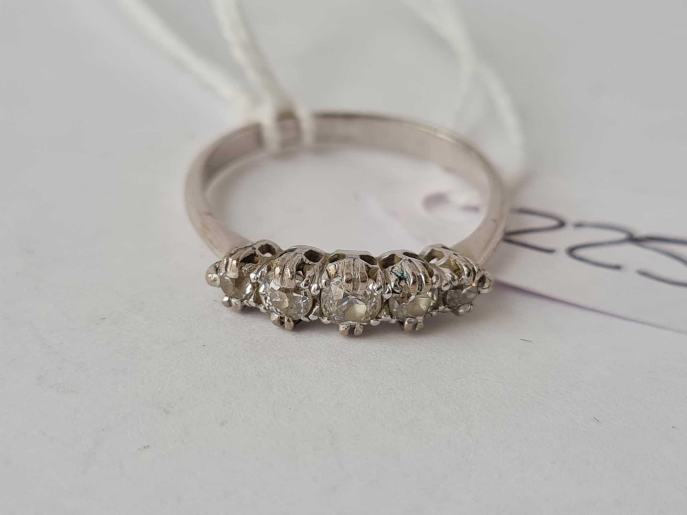 A GOOD FIVE STONE DIAMOND RING IN HIGH CARAT WHITE GOLD SIZE P - 3.1 gms