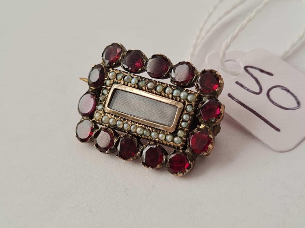 A Georgian garnet and pearl gold memorial brooch - Image 2 of 3