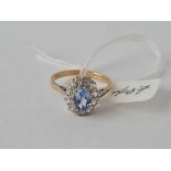A vintage blue & white stone 9ct cluster ring size Q 2.9g inc