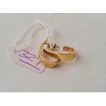 a pair of curved earrings 9ct - 1.1 gms