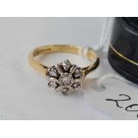A diamond daisy head 18ct gold ring size L 3.4g inc boxed