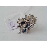 A UNUSUAL BOXED TEAR DROP SAPPHIRE AND DIAMOND FLOWER HEAD RING SET IN HIGH CARAT GOLD SIZE J - 4.