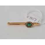 A green and pearl brooch 9ct 2.9 gms