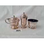 A three piece cruet set on spreading foot - Birmingham 1950 - 147 g. excluding liners