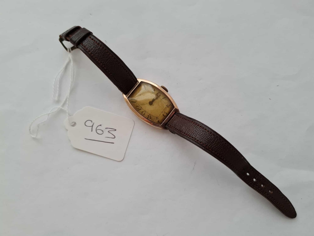 A Deco wrist watch with leather strap in 9ct