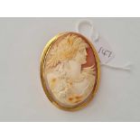 A LARGE CAMEO DEPICTING A LADY 9CT FRAME