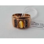 A DIAMOND AND TIGERS EYE RING 18CT GOLD SIZE O - 8.1 GMS