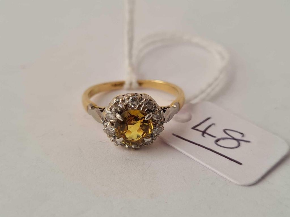 A EDWARDIAN YELLOW SAPPHIRE AND DIAMOND CLUSTER RING 18CT GOLD SIZE J1/2 - 2.8 GMS