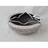 An Eastern silver ash tray - 4" diameter - 166 g.