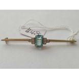 A 18CT GOLD AND PLATINUM ART DECO AQUAMARINE AND DIAMOND BROOCH - 4.6 GMS