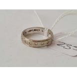 A white gold eternity ring 9ct size m - 2.6 gms