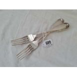 A pair of Victorian fiddle pattern table forks, plain - London 1843 - 168 g.