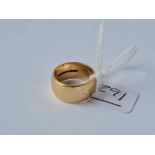 A wedding band 9ct size F - 5.7 gms