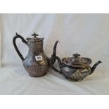 An Elkington & Co coffee pot and matching teapot