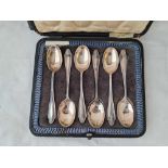 A boxed set of six tea spoons - Sheffield 1917 - 98 g.