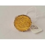 A HALF SOVEREIGN RING IN 9CT MOUNT 1914 SIZE P 9.8g