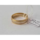 A two colour wedding band 9ct size V1/2 - 5.2 gms