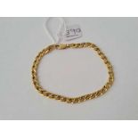 A flat curb link bracelet 18ct gold 7 inches - 5.7 gms