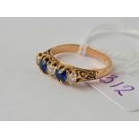 A GOOD FIVE STONE SAPPHIRE AND DIAMOND RING IN HIGH CT GOLD SIZE M - 3.4 GMS