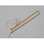 An oval link neckchain in 9ct gold - 17" long - 2.1 g.