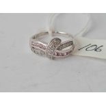 A pink & white stone 9ct white gold ribbon design ring size O 2.4g inc